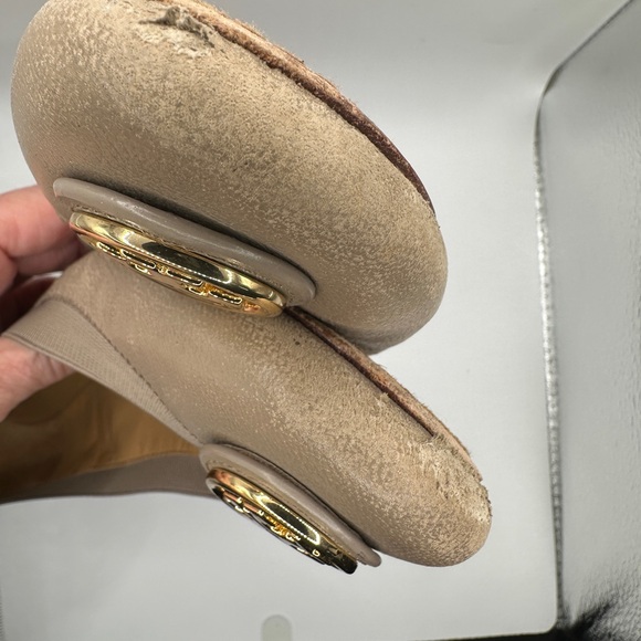 Tory Burch Women's Beige Ballet Flats with Gold Logo - Picture 6 of 9